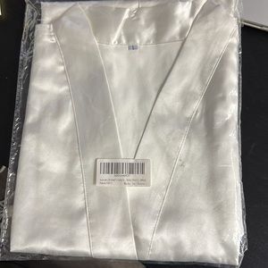 Sunnyhu Women’s pure white robe new with tags in excellent condition size large